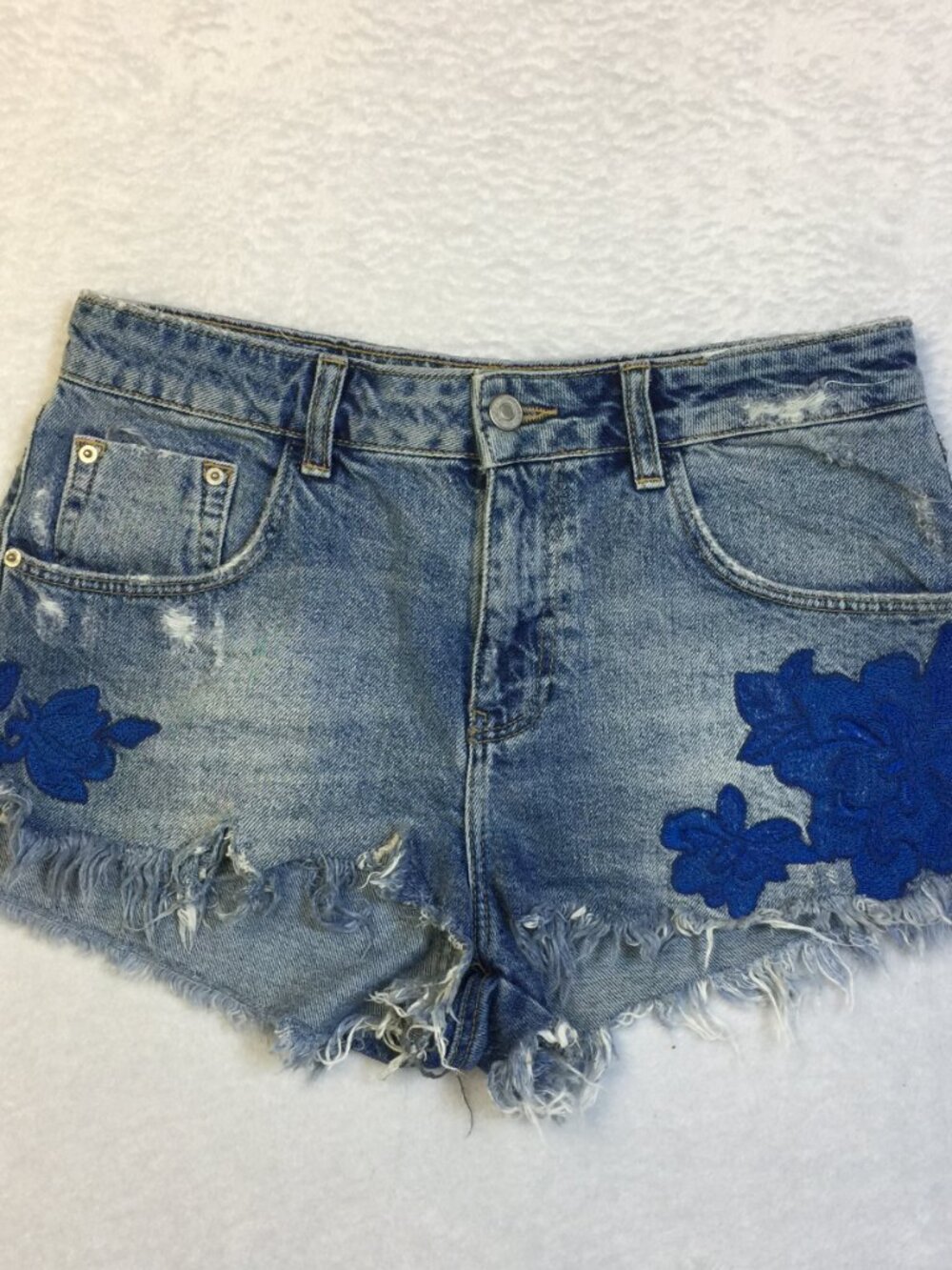 Zara Trafaluc Cut Off Shorts Size 4 Womans Blue Denim Floral Embroidered Raw Hem